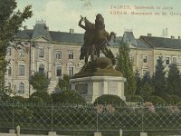 Spomenik 'Sv. Juraj ubija zmaja', rad kipara Antona Dominika Fernkorna, u pozadini Kraljevsko zemaljska obrtna škola (danas ŠPUD i MUO), oko 1908. godine B